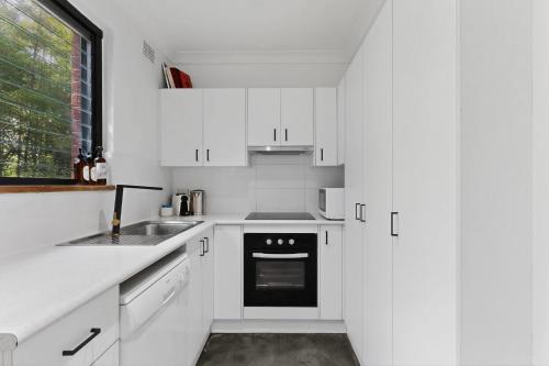 Beachside 1-Bed Retreat with Parking Cronulla - main image
