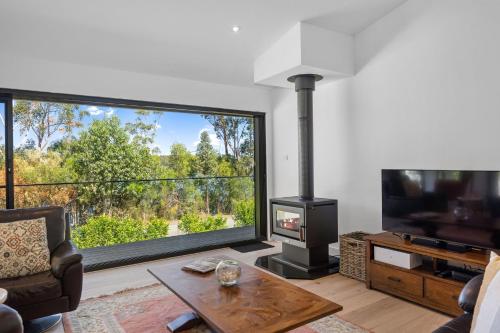 The Lakehouse, family friendly home with picturesque bush and lake views in Lake Conjola