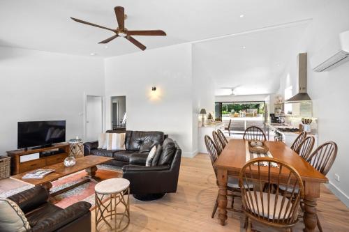 The Lakehouse, family friendly home with picturesque bush and lake views in Lake Conjola