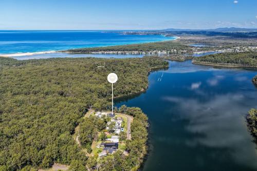 The Lakehouse, family friendly home with picturesque bush and lake views in Lake Conjola