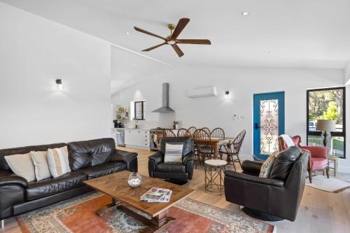 The Lakehouse, family friendly home with picturesque bush and lake views in Lake Conjola