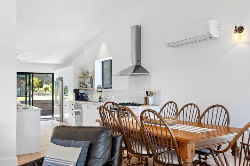 The Lakehouse, family friendly home with picturesque bush and lake views in Lake Conjola
