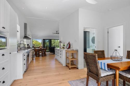 The Lakehouse, family friendly home with picturesque bush and lake views in Lake Conjola