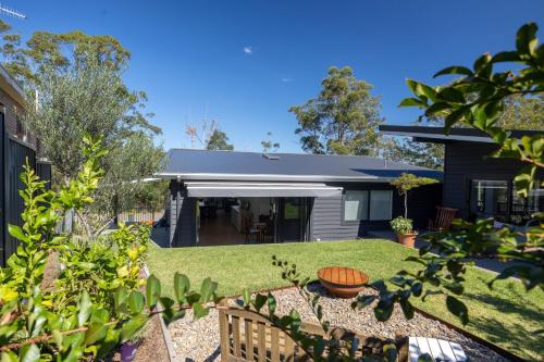 The Lakehouse, family friendly home with picturesque bush and lake views in Lake Conjola