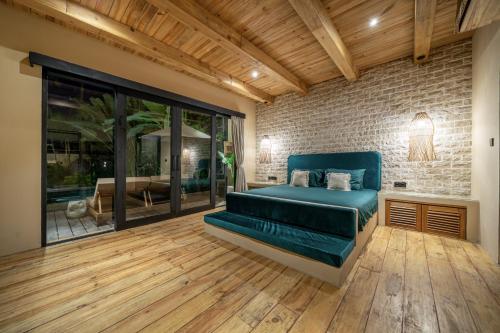 Villa Simba 4 BR Canggu Walking Distance to The Beach - Tap to explore photos