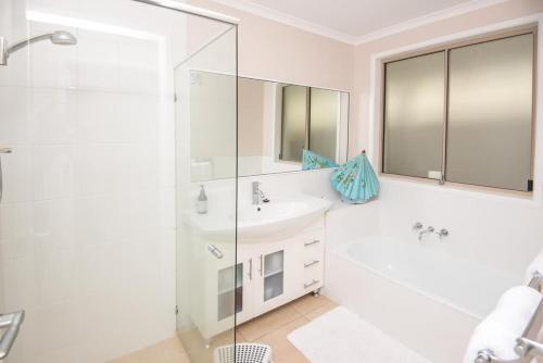 Noosa Sunrise - Pet-friendly with Pool - image 3