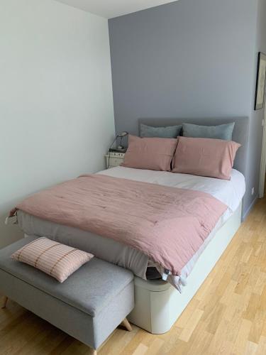 Chambre rose dans maison