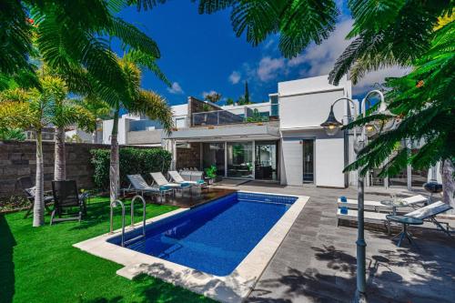 Lux Villa 7 with 6 Bedrooms, 4 Bathrooms