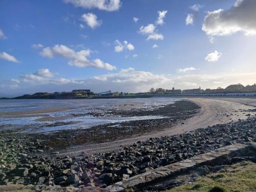 Cosy house with coastal views - close to Edinburgh in Бернтісленд