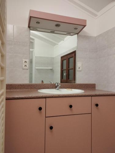 Chambre privée spacieuse (Chambre privee spacieuse) in Saint-Clair-du-Rhone (Rhone-Alpes)