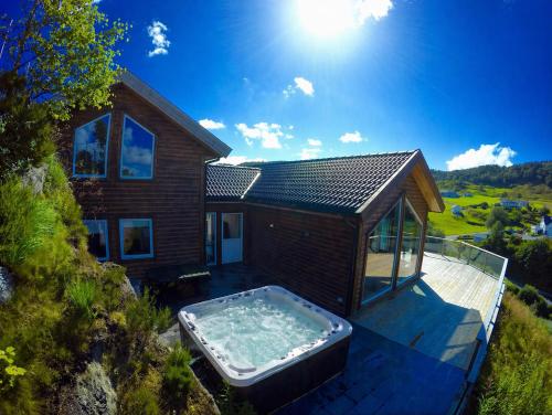 Viesnīcas āriene, Luxury Fjord Cabin with jacuzzi, boat dock & view in Sveio