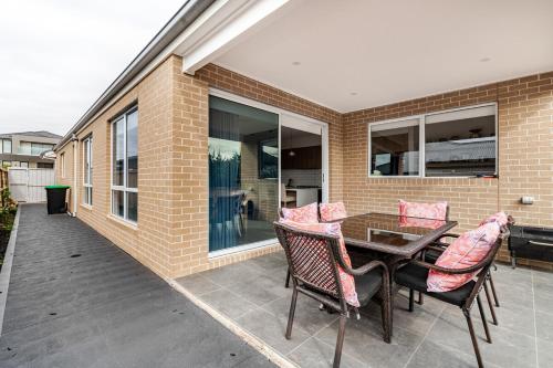 陽台/露台, Luxury Sunbury Retreat in 森伯里