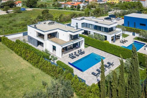 Villa Ula in Pula with heated pool sauna & private tennis court - image 5