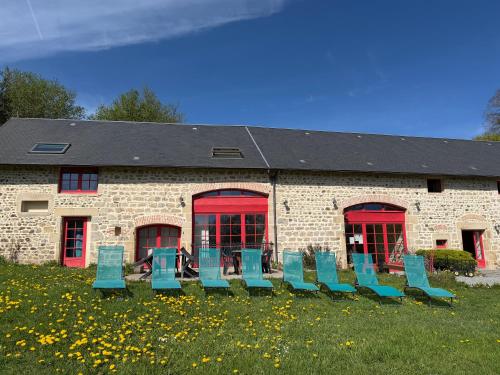 Exterior view, Gite de groupe AUVERG'NATURE jusqu'a 15 personnes au cœur des volcans in Espinasse
