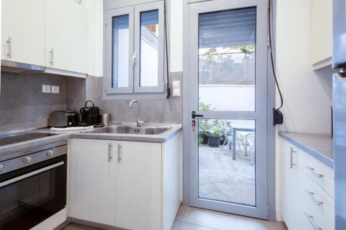 Beautiful 4BR Family Home near Acropolis Rooftop & Garden - image 2