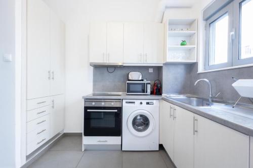 Beautiful 4BR Family Home near Acropolis Rooftop & Garden - image 14