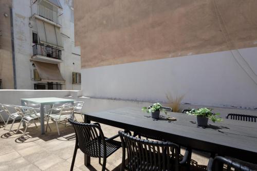 Beautiful 4BR Family Home near Acropolis Rooftop & Garden - image 13