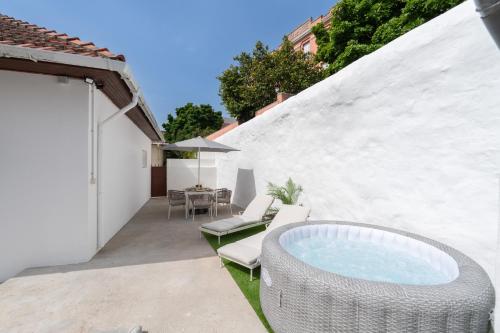 HostWise - Traditional House with Terrace, Порту