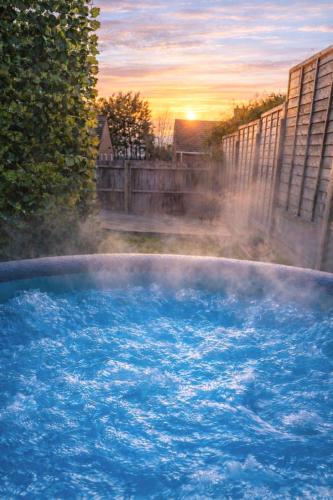 Telford Hot Tub Stay, King Beds, Pool Table gîte à louer Hadley
