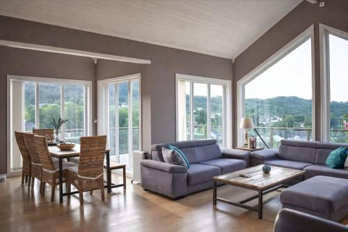 Skats, Luxury Fjord Cabin with jacuzzi, boat dock & view in Sveio