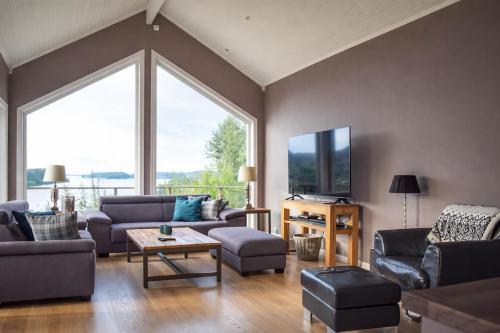 Koplietošanas atpūtas telpa ar TV, Luxury Fjord Cabin with jacuzzi, boat dock & view in Sveio