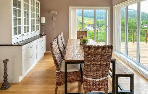 Iekārtas, Luxury Fjord Cabin with jacuzzi, boat dock & view in Sveio