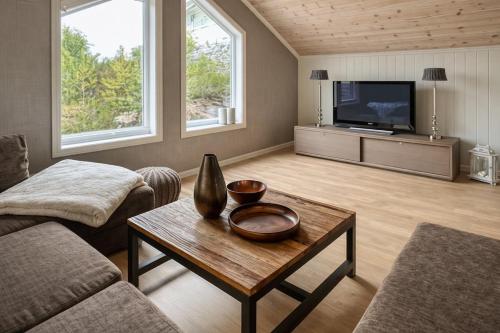 Koplietošanas atpūtas telpa ar TV, Luxury Fjord Cabin with jacuzzi, boat dock & view in Sveio