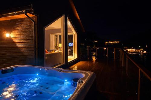 Karstais baseins, Luxury Fjord Cabin with jacuzzi, boat dock & view in Sveio