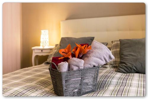1 queen bed, 1 twin bed