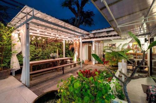 Lalyn secret cafe & restaurant near Baan Sillapin Artists Village