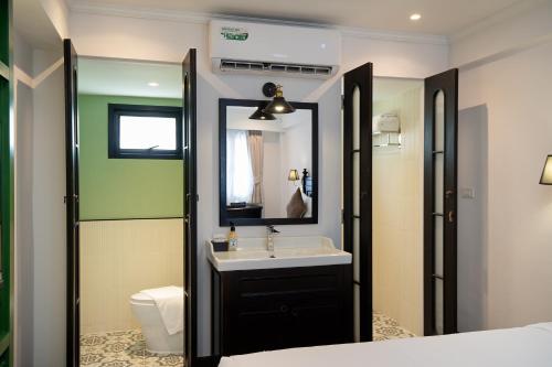 room detail thumbnail 2