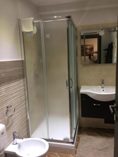 Quadruple Room with Private Bathroom image 9