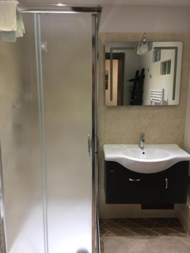 Quadruple Room with Private Bathroom image 3