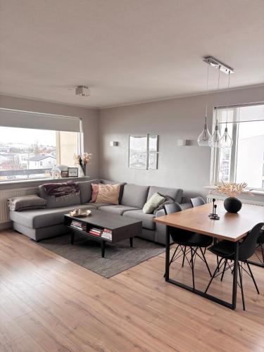 Bright and Spacious 2BR Apt - Balcony and Free Parking – khách sạn tại Arbr