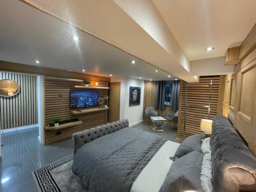 Hendham House - Near Etihad Stadium, CoOp Live Arena, AO Arena, Piccadilly Train Station & Manchester City Centre - Higher Blackley