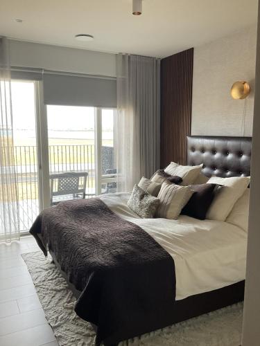Stylish 2BR Apt Near Reykjavik with Balcony & Views in Álftanes
