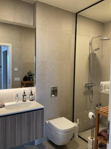 Stylish 2BR Apt Near Reykjavik with Balcony & Views in Álftanes