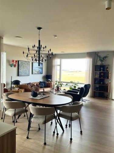 Stylish 2BR Apt Near Reykjavik with Balcony & Views in Álftanes