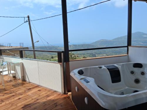 EMPHASIS Traditional House with Jacuzzi & Bicycles gîte à louer Árdhaktos