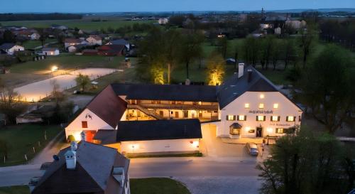 Schlosswirtschaft Moos, Zimmer mit Wirtshaus und Natur in Plattling