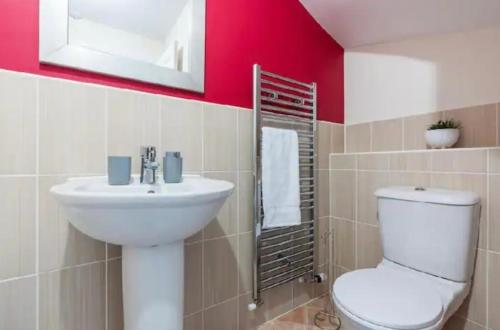 Fürdőszoba, Spacious 3BR Family Home Free Parking & WiFi in Northwich