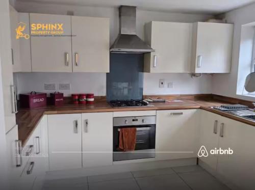 Konyha, Spacious 3BR Family Home Free Parking & WiFi in Northwich