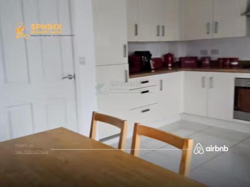 Konyha, Spacious 3BR Family Home Free Parking & WiFi in Northwich