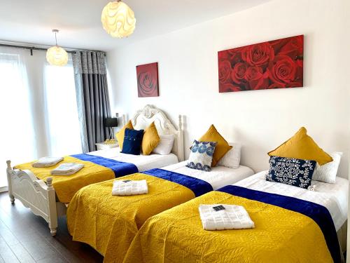 2 Bedroom Apartment in Stratford Olympic Park near Westfield with Balcony Parking and Velodrome View 1