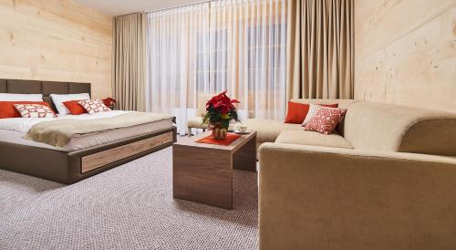 1 queen bed, 1 sofa bed