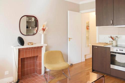 Sunny Renovated Stay in the Heart of Paris - image 13