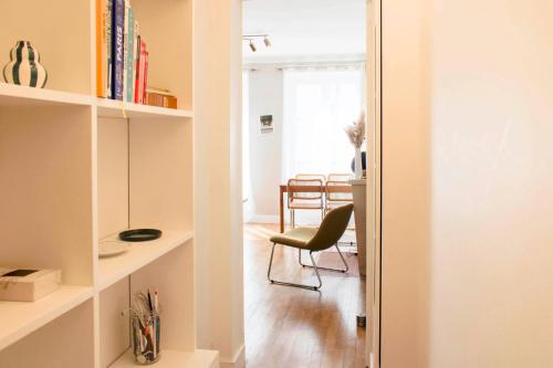 Sunny Renovated Stay in the Heart of Paris - image 14