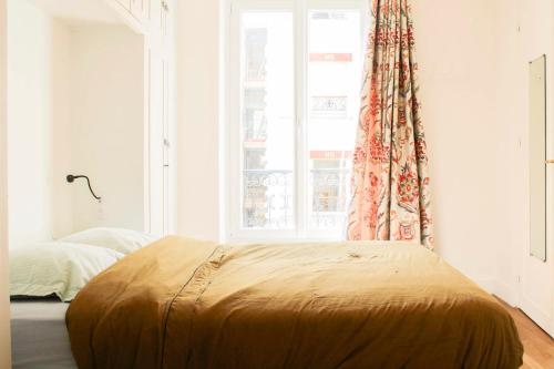 Sunny Renovated Stay in the Heart of Paris - image 2