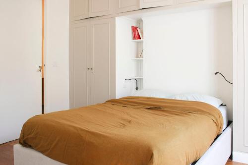 Sunny Renovated Stay in the Heart of Paris - image 7