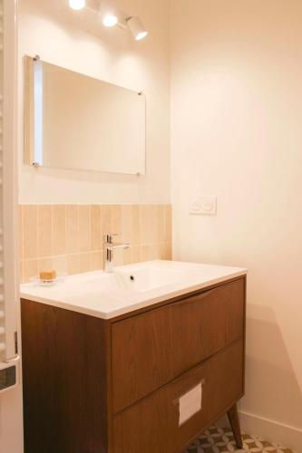 Sunny Renovated Stay in the Heart of Paris - image 8